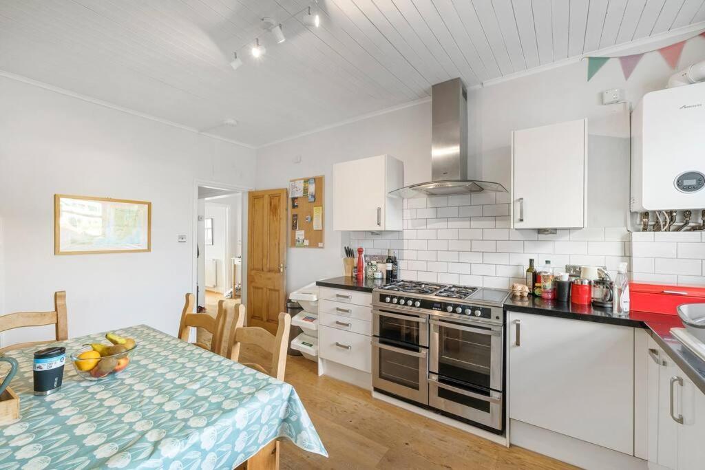 Manacles - Spacious Flat Near Beach With Sea Views & Parking Falmouth Eksteriør billede