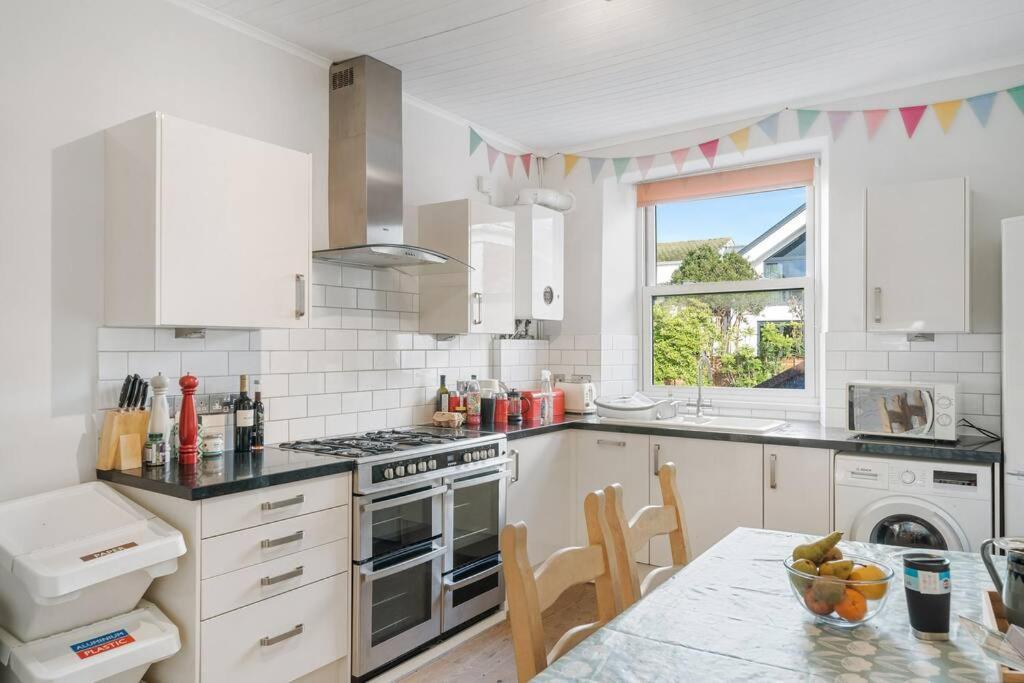 Manacles - Spacious Flat Near Beach With Sea Views & Parking Falmouth Eksteriør billede